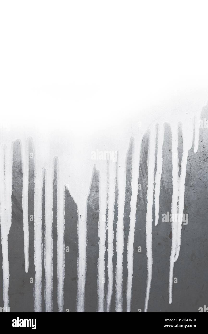 Des gouttes s'écoulant et une couche de peinture blanche sur un vieux fond métallique sombre et sale.Zone pour la conception, le modèle de placement de texte et l'échantillon de pièce Banque D'Images