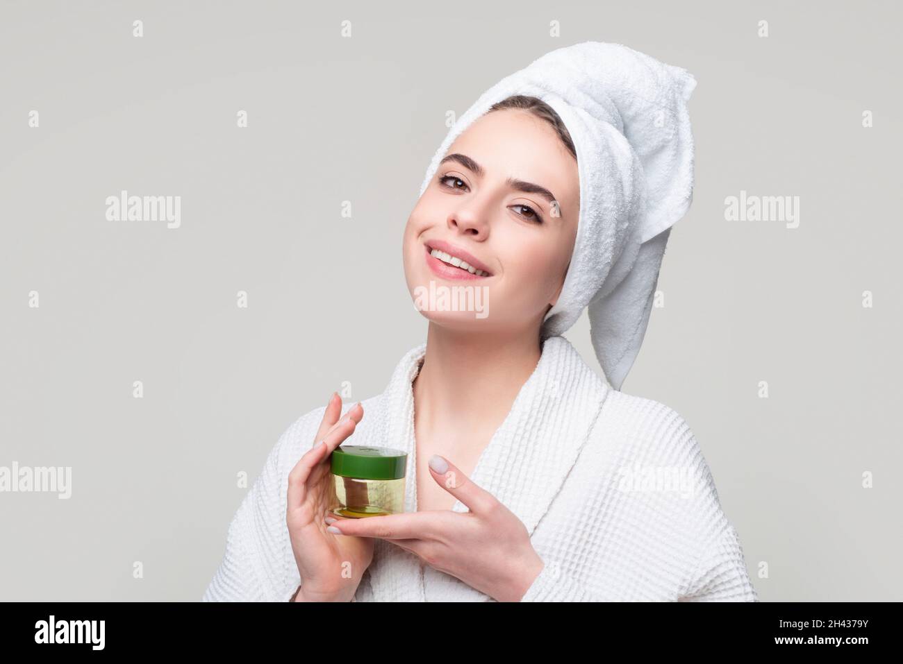 Soin du visage.Bonne femme proposant un produit cosmétique.Gestes pour la  publicité Photo Stock - Alamy