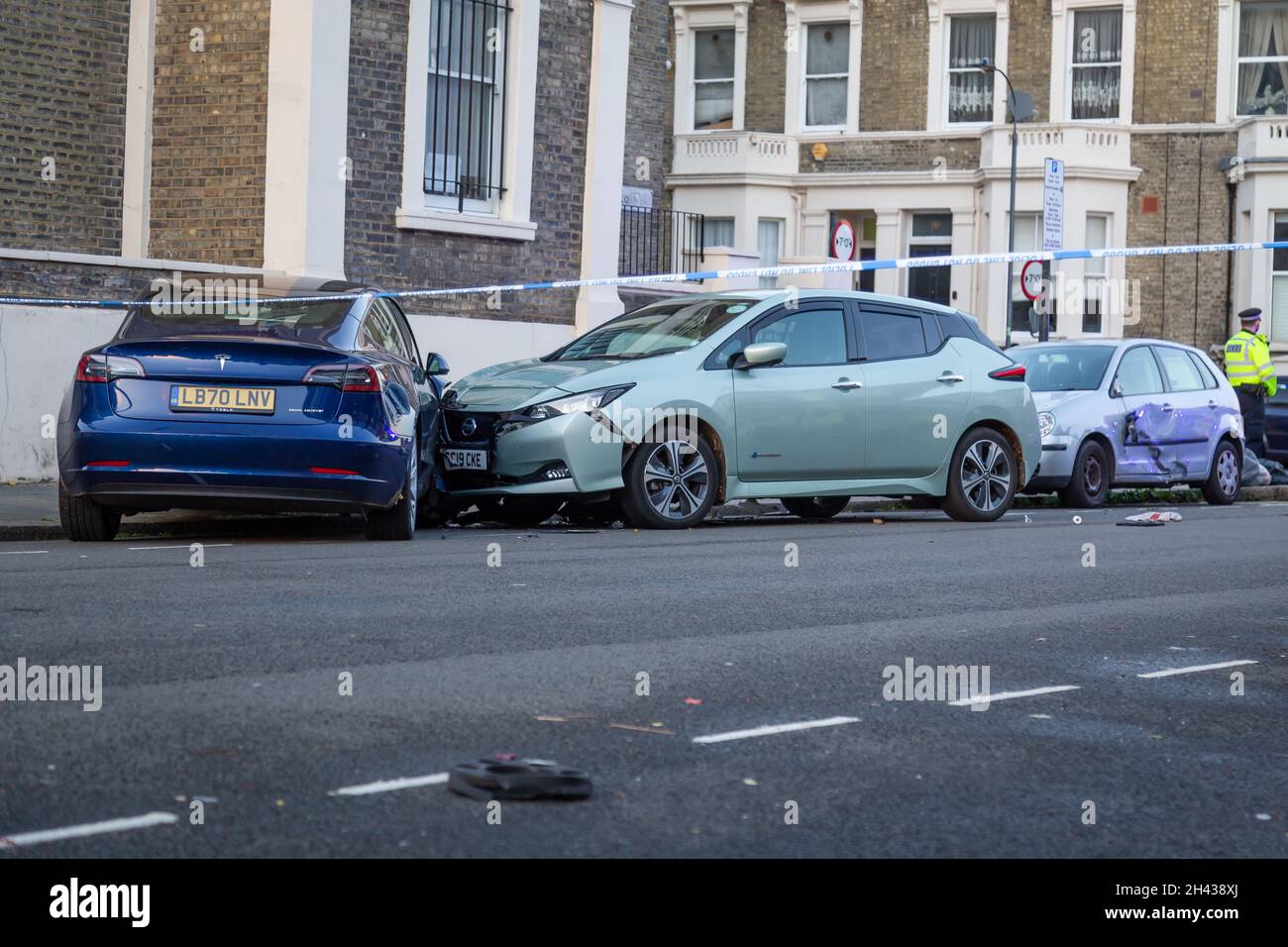 Londres, Royaume-Uni.31 octobre 2021.Police cordon de Halford Road SW6 Londres après 3 voies collision de voiture aujourd'hui 31.10.2021 crédit: Amy Smirk/Alamy Live News Banque D'Images