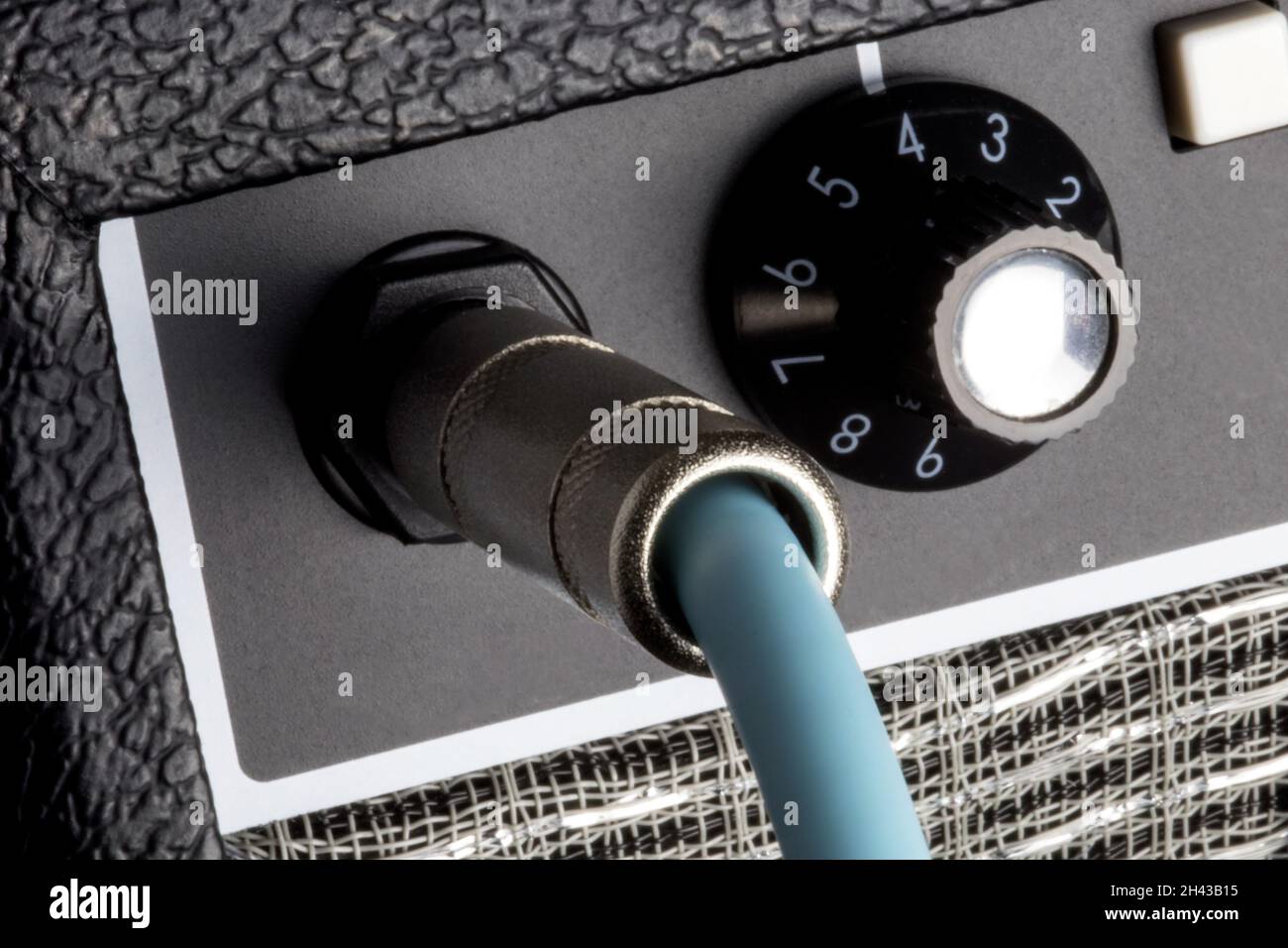 Panneau avant de l'amplificateur avec câble de guitare branché Banque D'Images