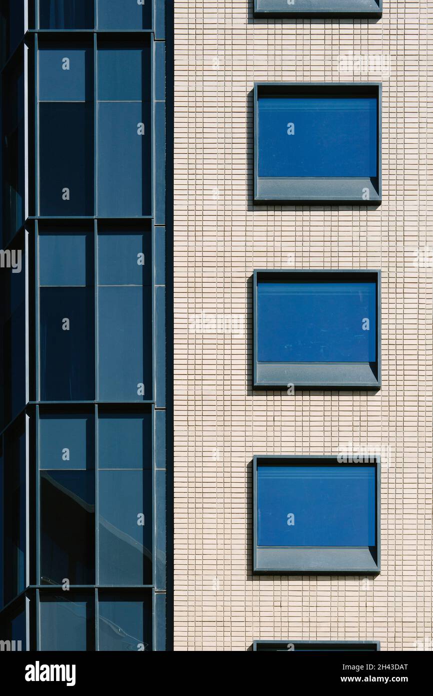 Éléments de revêtement en acier, verre et brique.Radisson RED Rosebank, Johannesburg, Afrique du Sud.Architecte: dhk Architects, 2021. Banque D'Images