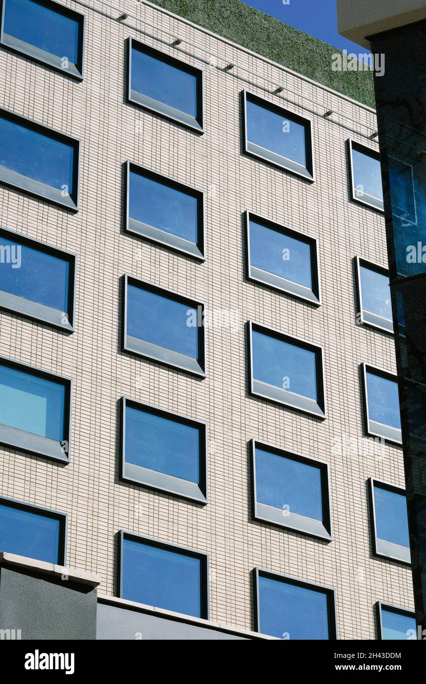 Grille de fenêtres des chambres d'hôtel sur la façade nord.Radisson RED Rosebank, Johannesburg, Afrique du Sud.Architecte: dhk Architects, 2021. Banque D'Images