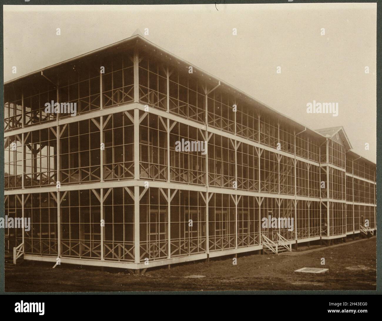 Panama: Un grand hôtel de trois étages avec une véranda enveloppante fermée.Photographie, 1900/1920. Banque D'Images