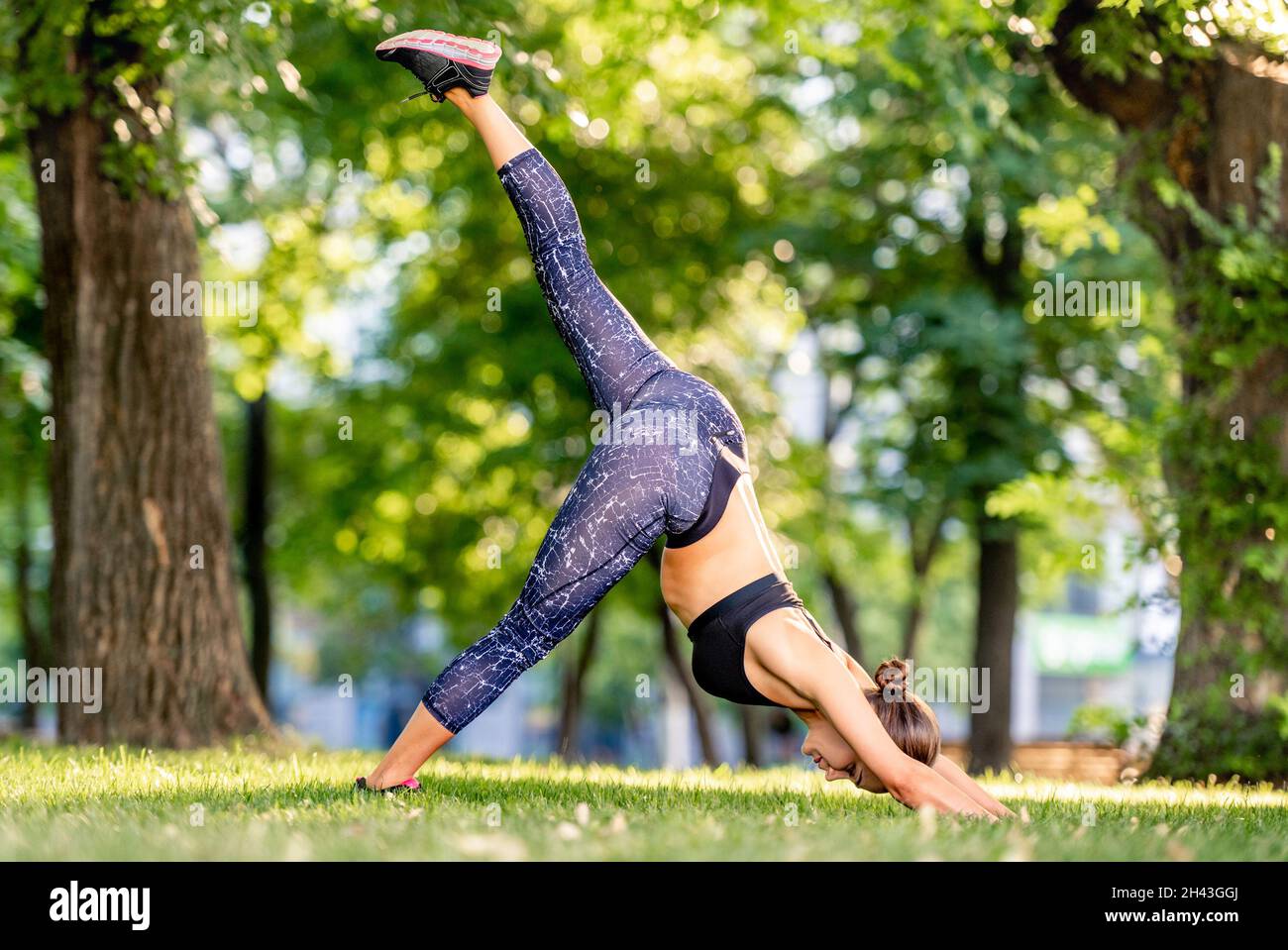 Fille faisant du yoga dans la nature Banque D'Images