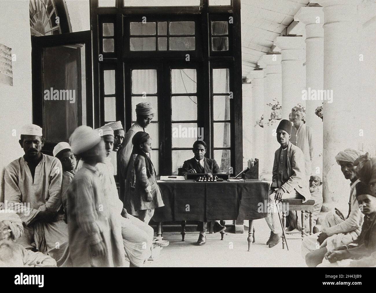 Hôpital de l'Institut Pasteur, Kasauli, Inde : patients indiens en attente d'examen et donnant leurs antécédents médicaux, avant le traitement de la rage.Photographie, env.1910. Banque D'Images