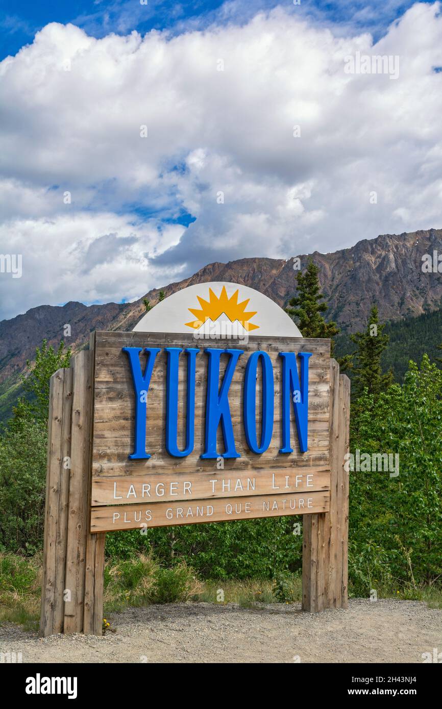 Canada, route Klondike, Yukon, Colombie-Britannique, panneau de délimitation,Bilingue français et anglais Banque D'Images
