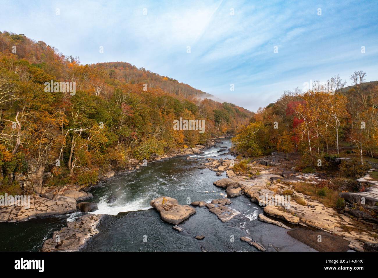 Parc national de Valley Falls près de Fairmont en Virginie-Occidentale lors d'une journée d'automne brumeuse et colorée avec des couleurs d'automne sur les arbres Banque D'Images
