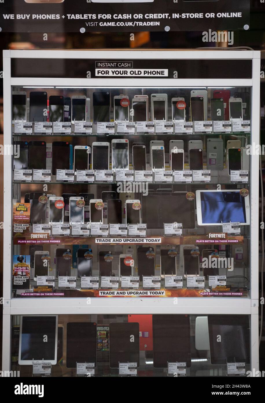 Téléphones mobiles d'occasion à vendre dans un magasin de prêt sur gage au  pays de Galles Photo Stock - Alamy