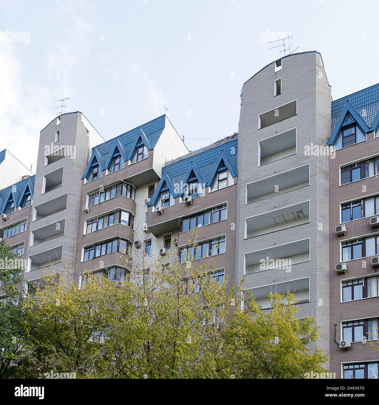 Façade d'une tour d'appartements. Développement typique de la ville. Immeuble résidentiel de plusieurs étages dans une grande ville. Virage vintage. Banque D'Images