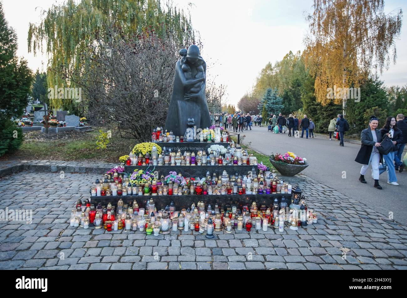 Gdansk, Pologne 31 octobre 2021 des personnes visitant des tombes de leurs  parents au cimetière Lostowicki sont vues.Le peuple chrétien célèbre la  Toussaint (Wszystkich Swietych), respecte les membres morts de la famille,