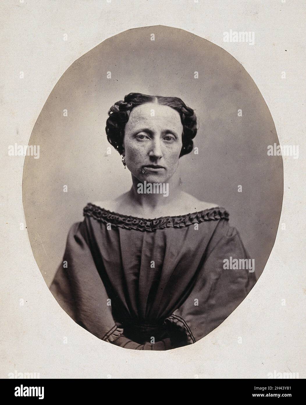 Une femme, tête et épaules, vue de l'avant.Photographie de L. Haase après H.W.Berend, 1863. Banque D'Images