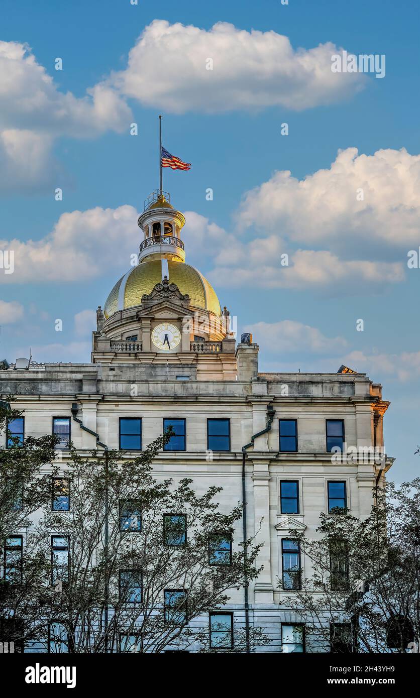 Drapeau de mât à moitié sur l'hôtel de ville de Savannah Banque D'Images