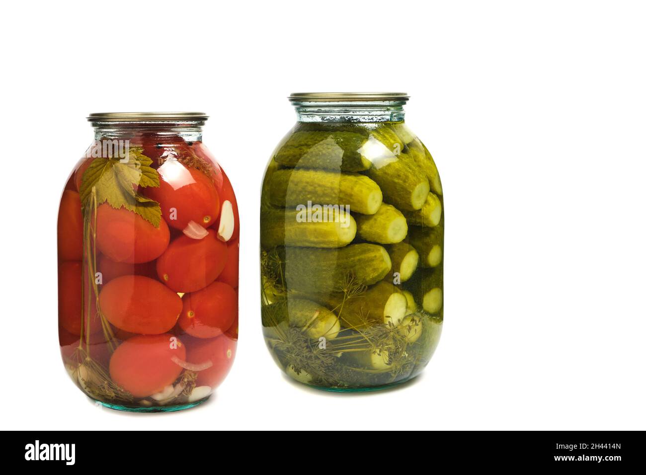 Pots de concombres marinés et tomates sur fond blanc, isoler.Préparations pour l'hiver Banque D'Images