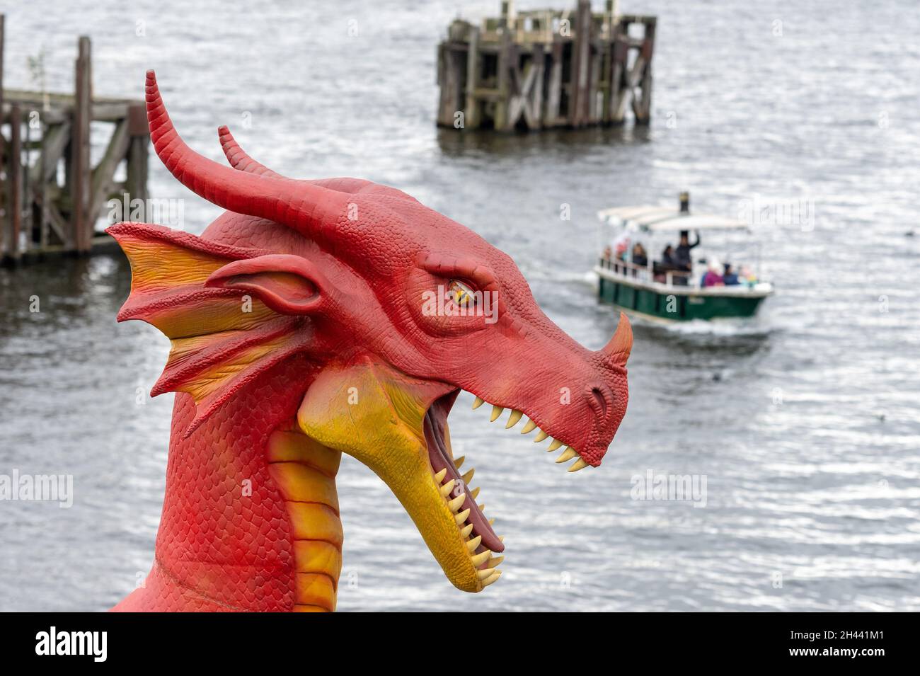 CARDIFF, PAYS DE GALLES - OCTOBRE 23 : un dragon animatronique de 15 mètres de long et de six mètres de haut à Tacoma Square, Mermaid Quay, le 23 octobre 2021 à Cardiff, dans le Wale Banque D'Images