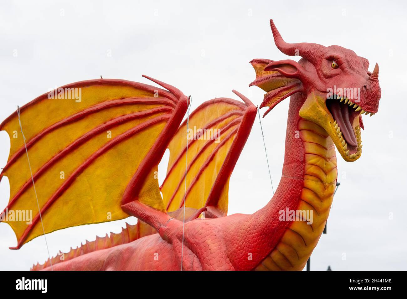 CARDIFF, PAYS DE GALLES - OCTOBRE 23 : un dragon animatronique de 15 mètres de long et de six mètres de haut à Tacoma Square, Mermaid Quay, le 23 octobre 2021 à Cardiff, dans le Wale Banque D'Images