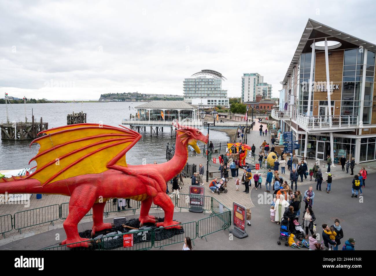 CARDIFF, PAYS DE GALLES - OCTOBRE 23 : un dragon animatronique de 15 mètres de long et de six mètres de haut à Tacoma Square, Mermaid Quay, le 23 octobre 2021 à Cardiff, dans le Wale Banque D'Images