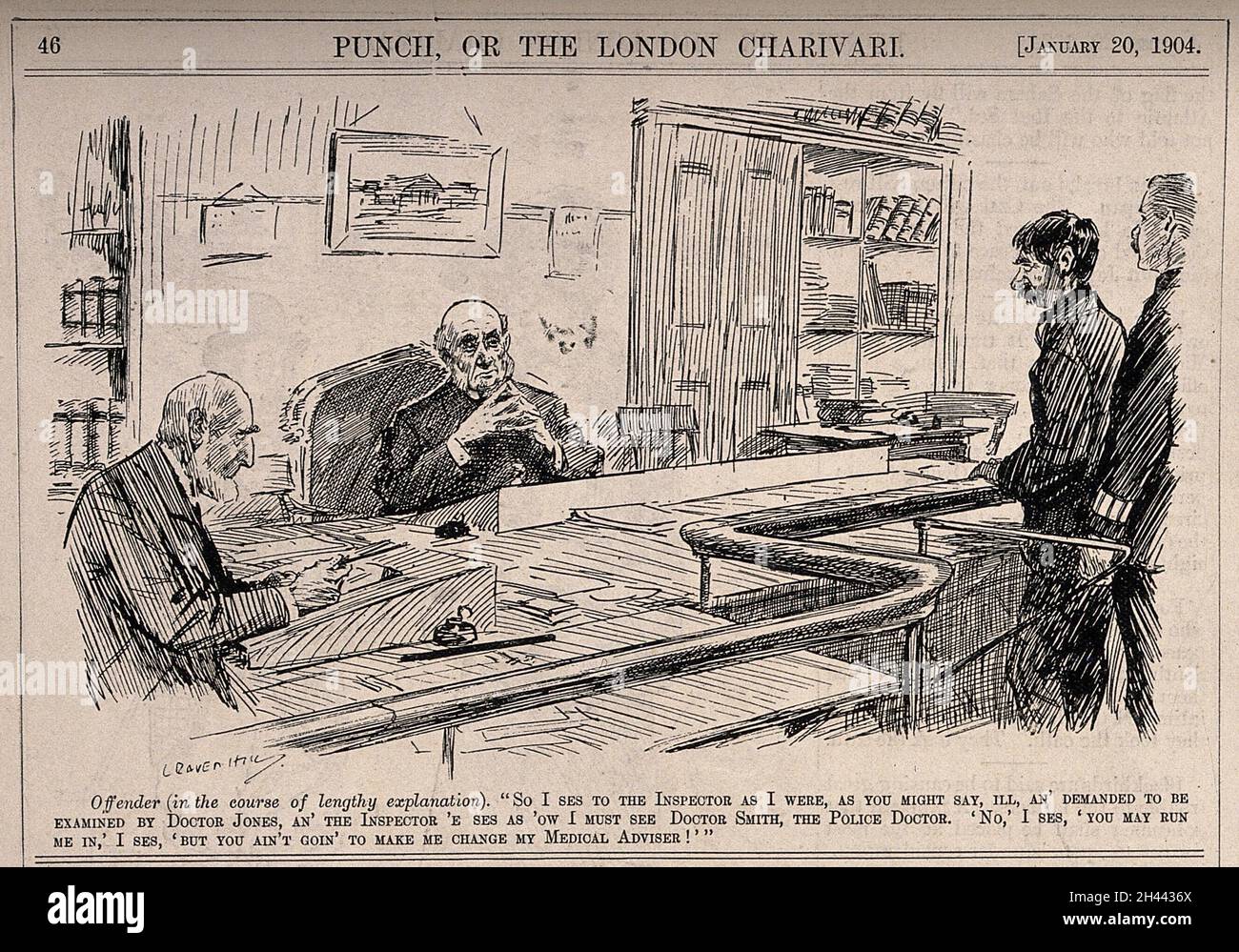 Homme debout dans un quai de salle d'audience mettant son cas en avant au magistrat.Gravure de bois par L. Raven-Hill, 1904. Banque D'Images