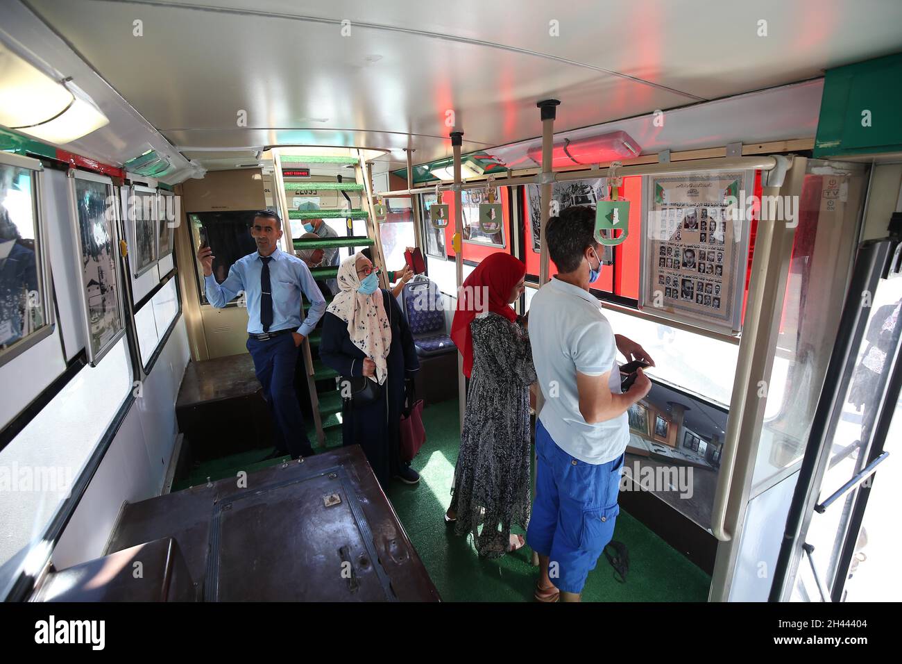 Alger.31 octobre 2021.Le peuple algérien visite un musée mobile converti par un bus à Alger, Algérie, le 31 octobre 2021.Pour célébrer le jour de la Révolution le 1er novembre, le gouvernement algérien a converti certains bus en musées mobiles pour afficher des photos de la lutte anti-française pour l'indépendance dans tout le pays.Credit: Xinhua/Alay Live News Banque D'Images