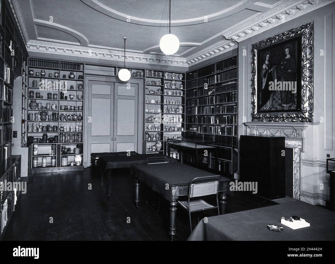 Le Wellcome Historical Medical Museum, 28 Portman Square, Londres : la bibliothèque avec des étagères de céramique médicale.Photographie, n.d.[c.1954]. Banque D'Images