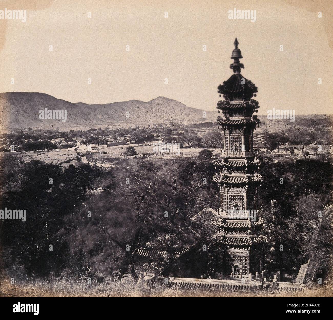 Le Palais impérial d'été (Yuan ming yuan), Beijing, Chine : la pagode.Photo de Felice Beato, 1860. Banque D'Images