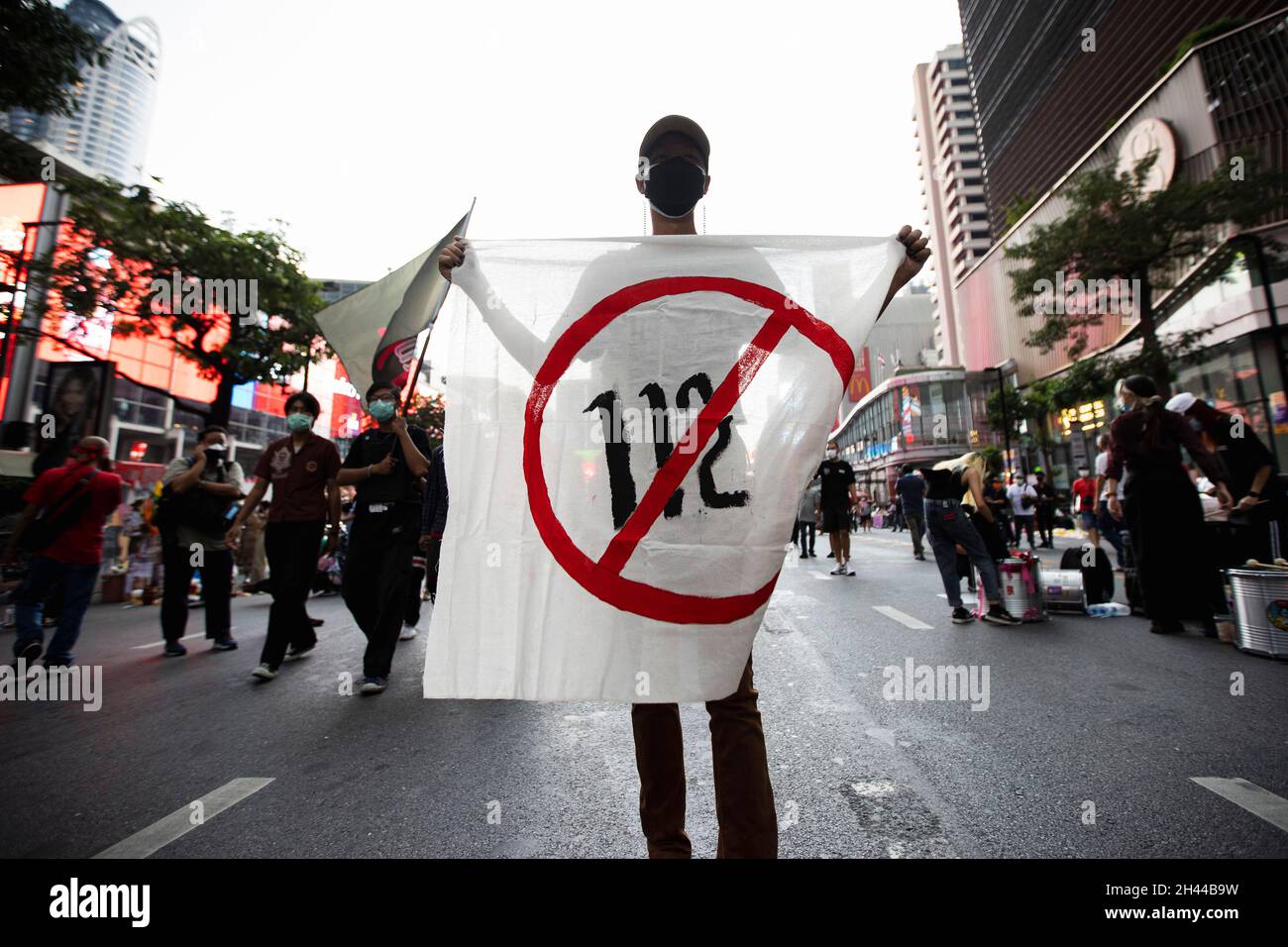 Bangkok, Thaïlande.31 octobre 2021.Un protestataires tient une bannière écrite sur 112 pendant la manifestation.des manifestants pro-démocratie se sont rassemblés sur Ratchadumri Road pour réclamer l'abolition de la loi sur la majesté lese (article 112 du code pénal thaïlandais) et la réforme de la monarchie.Crédit : SOPA Images Limited/Alamy Live News Banque D'Images