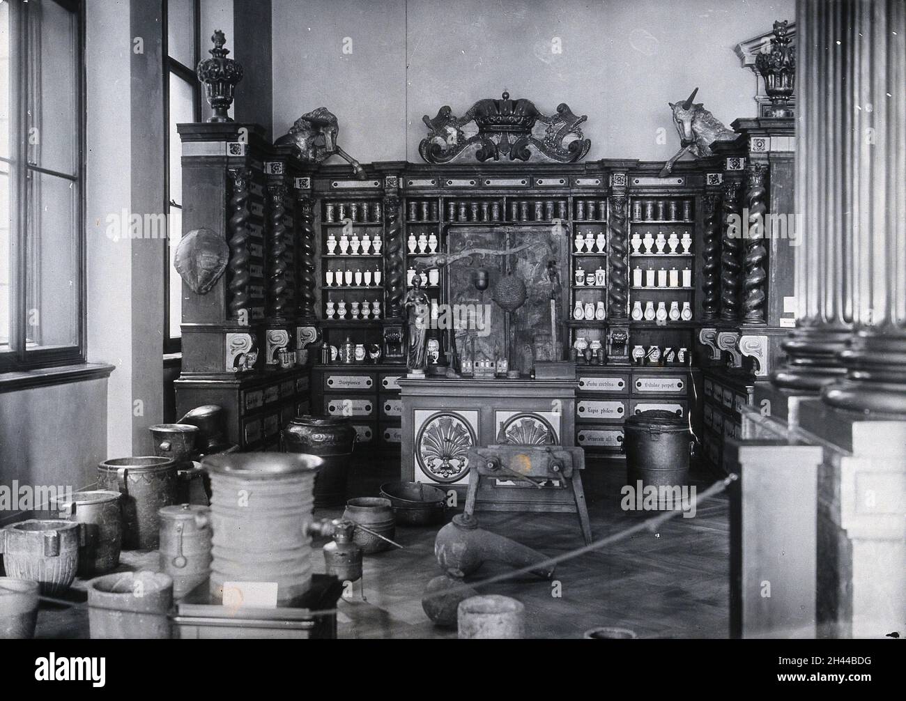 L'intérieur d'une ancienne pharmacie reproduit au Musée national de Prague.Photographie. Banque D'Images