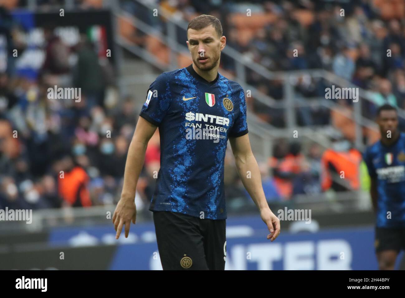 Milan, Italie.31 octobre 2021.Ediz Dzeko d'Inter en action pendant la série Un match de football entre Internazionale FC et Udinese au stade San Siro, le 31 octobre 2021 à Bergame, Italie (photo de Mairo Cinquetti/Pacific Press) Credit: Pacific Press Media production Corp./Alay Live News Banque D'Images