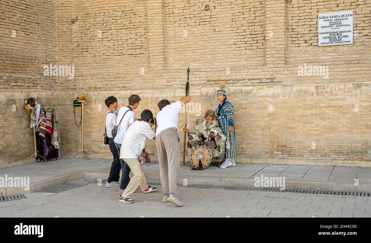 Décor photo professionnel dans des costumes historiques de l'ancien Kazakstan.Les touristes et les visiteurs utilisent des costumes pour créer des images.Mausolée au Turkestan Banque D'Images