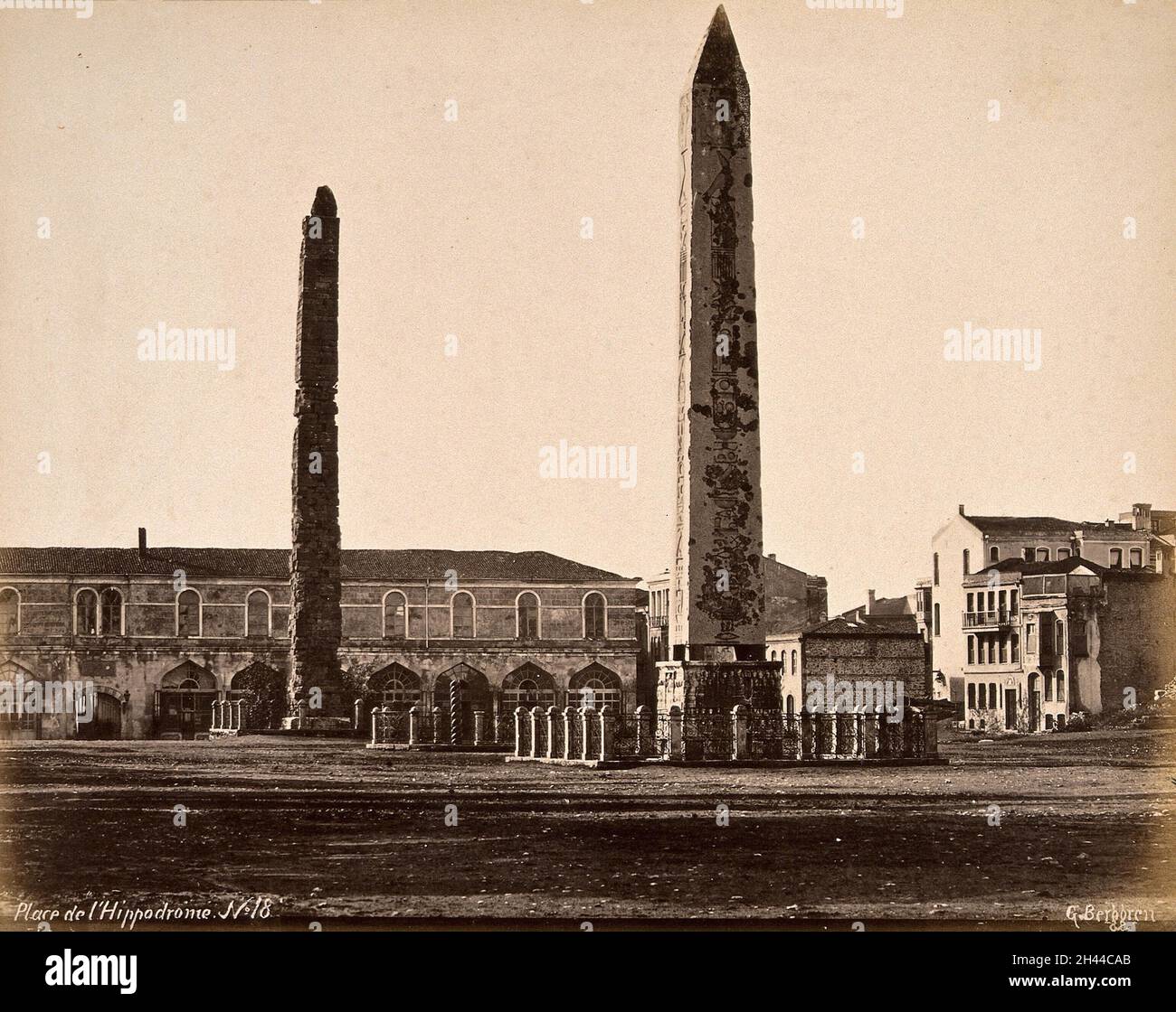 L'Hippodrome, Istanbul, Turquie : l'obélisque de Theodosius (à droite), la colonne de serpent (au centre) et la colonne de Constantine Porphyrgenitus (à gauche).Photographie de Guillaume Berggren, ca.1880. Banque D'Images
