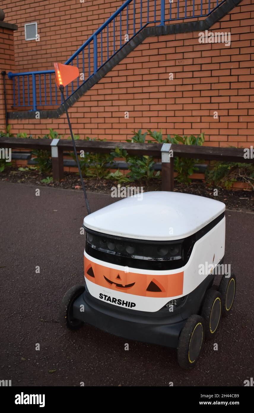 Robot de livraison Starship habillé pour Halloween à Milton Keynes. Banque D'Images