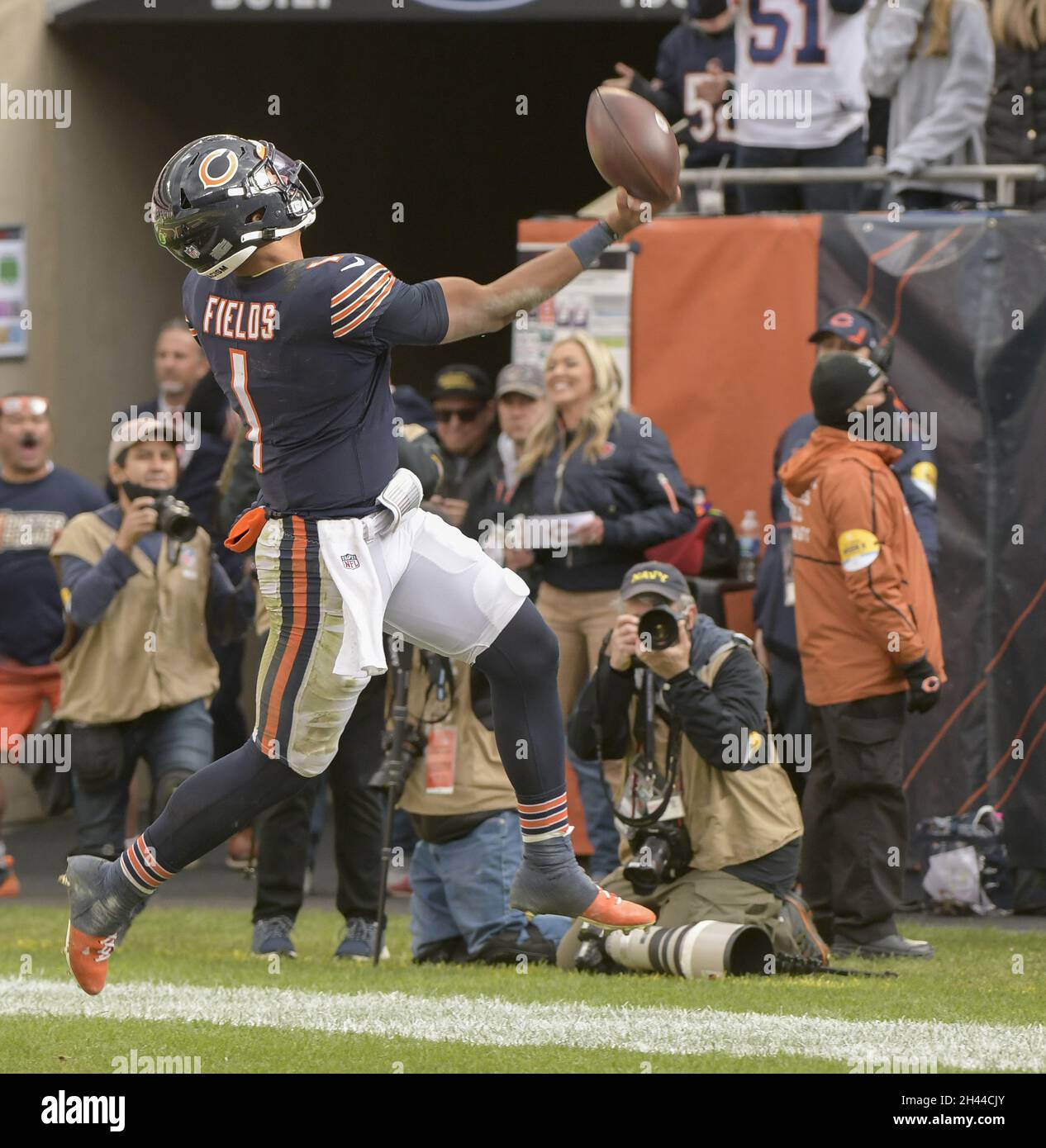 Chicago, États-Unis.31 octobre 2021.Le quarterback de Chicago Bears Justin Fields célèbre son quatrième quart de 22 yards touchdown bumble contre les San Francisco 49ers au Soldier Field à Chicago le dimanche 31 octobre 2021.49ers a gagné 33-22.Photo par Mark Black/UPI crédit: UPI/Alay Live News Banque D'Images