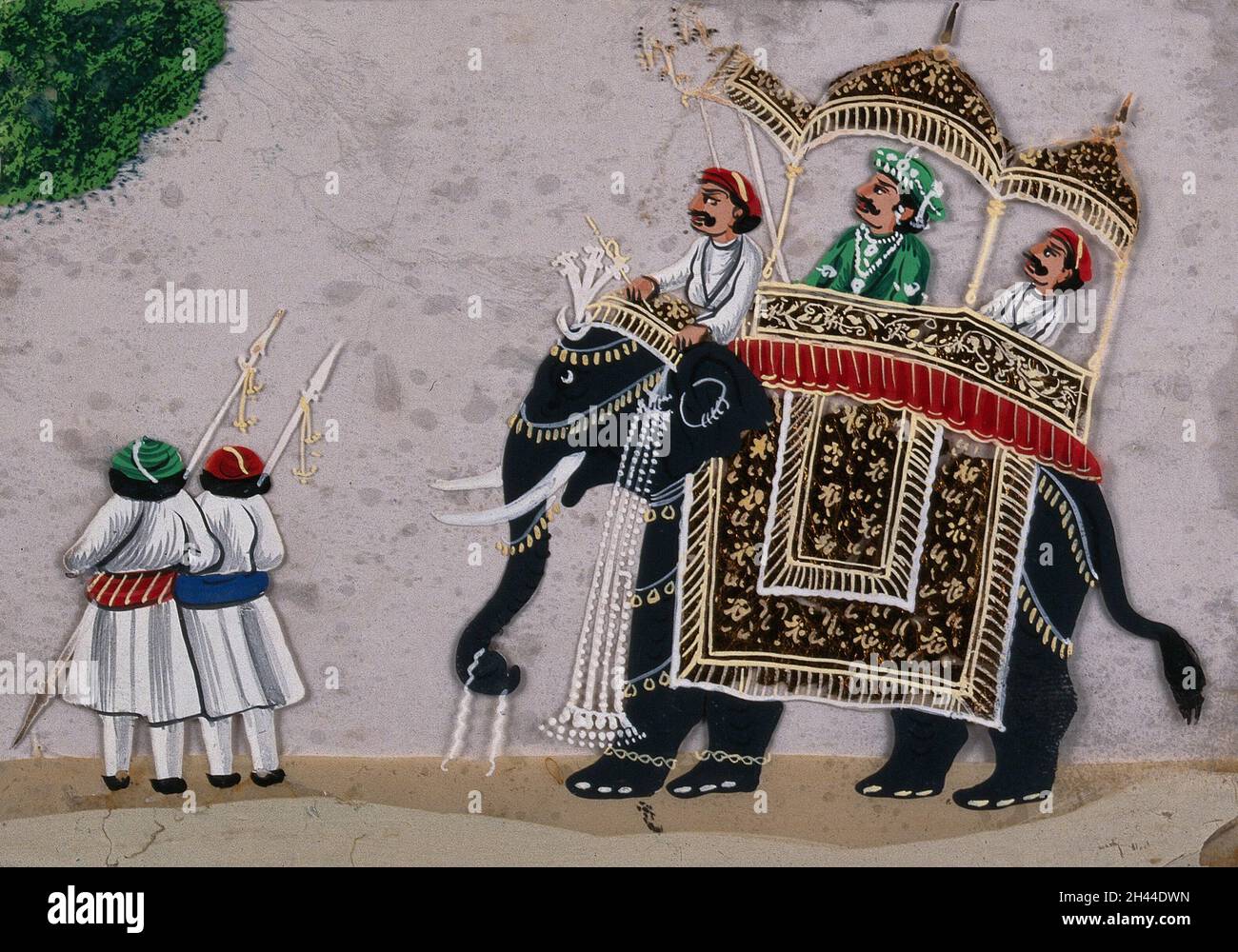 Un homme de haut rang assis sur un howdah (siège à baldaquin) élaboré au-dessus d'un éléphant, précédé de deux gardes.Gouache peint sur mica par un artiste indien. Banque D'Images
