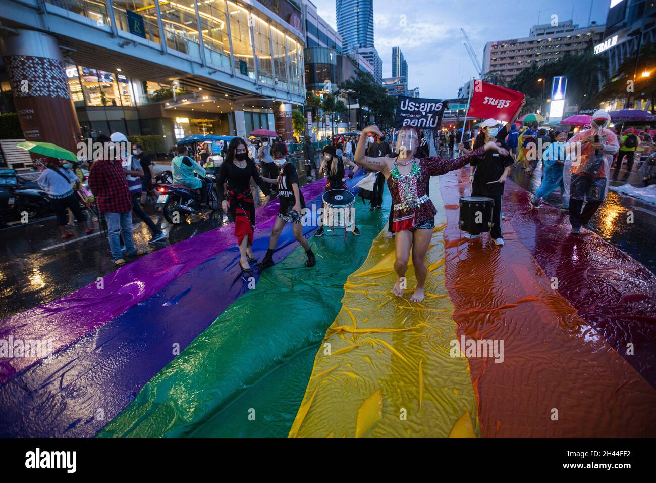 Bangkok, Thaïlande.31 octobre 2021.Les manifestants LGBTQ sont vus danser sur un immense drapeau arc-en-ciel humide après une forte pluie pendant la manifestation.des manifestants pro-démocratie se sont rassemblés sur Ratchadumri Road pour réclamer l'abolition de la loi sur la majesté lese (article 112 du code pénal thaïlandais) et la réforme de la monarchie.(Photo de Varuth Pongsaponwatt/SOPA Images/Sipa USA) crédit: SIPA USA/Alay Live News Banque D'Images