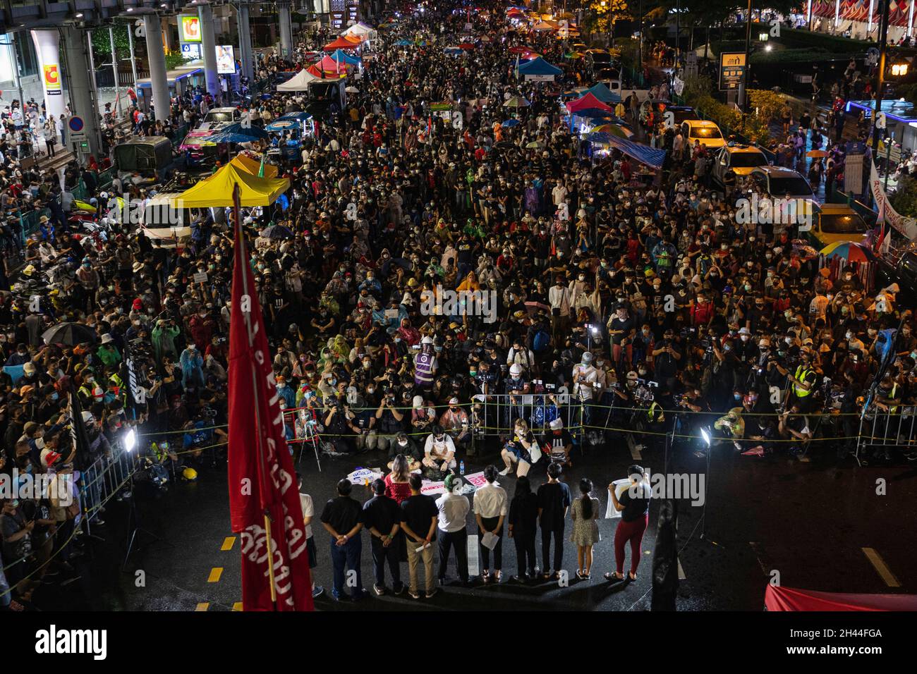 Bangkok, Thaïlande.31 octobre 2021.Des manifestants bloquent la route Ratchadumri pendant la manifestation.des manifestants pro-démocratie se sont rassemblés sur la route Ratchadumri pour réclamer l'abolition de la loi sur la majesté lese (article 112 du code pénal thaïlandais) et la réforme de la monarchie.(Photo de Varuth Pongsaponwatt/SOPA Images/Sipa USA) crédit: SIPA USA/Alay Live News Banque D'Images