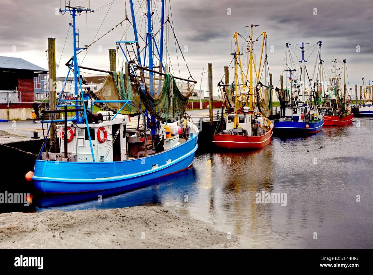 pêcher les chalutiers dans le port à marée basse Banque D'Images