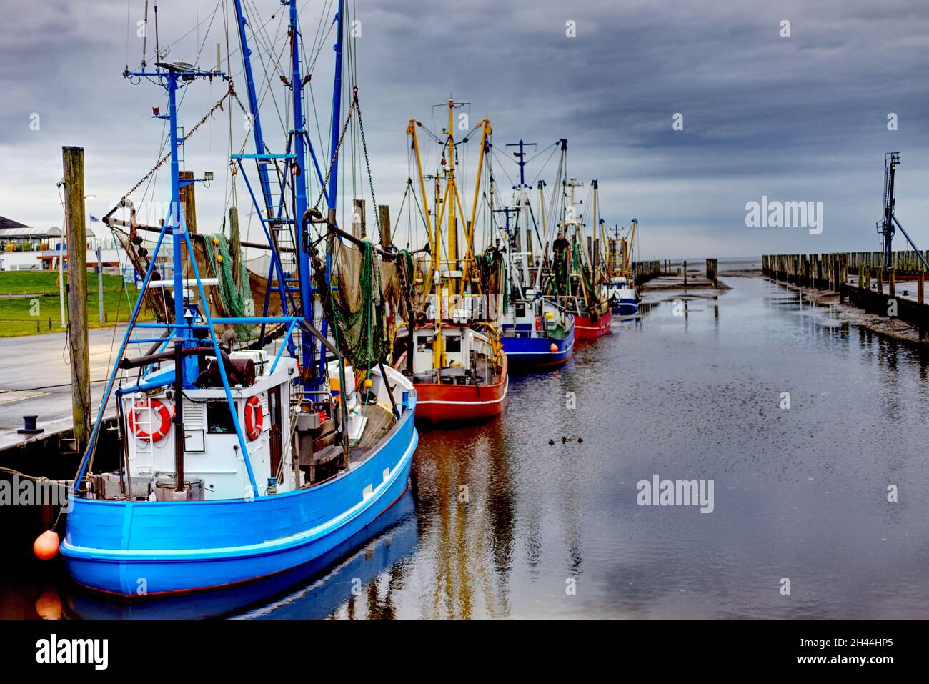 pêcher les chalutiers dans le port à marée basse Banque D'Images