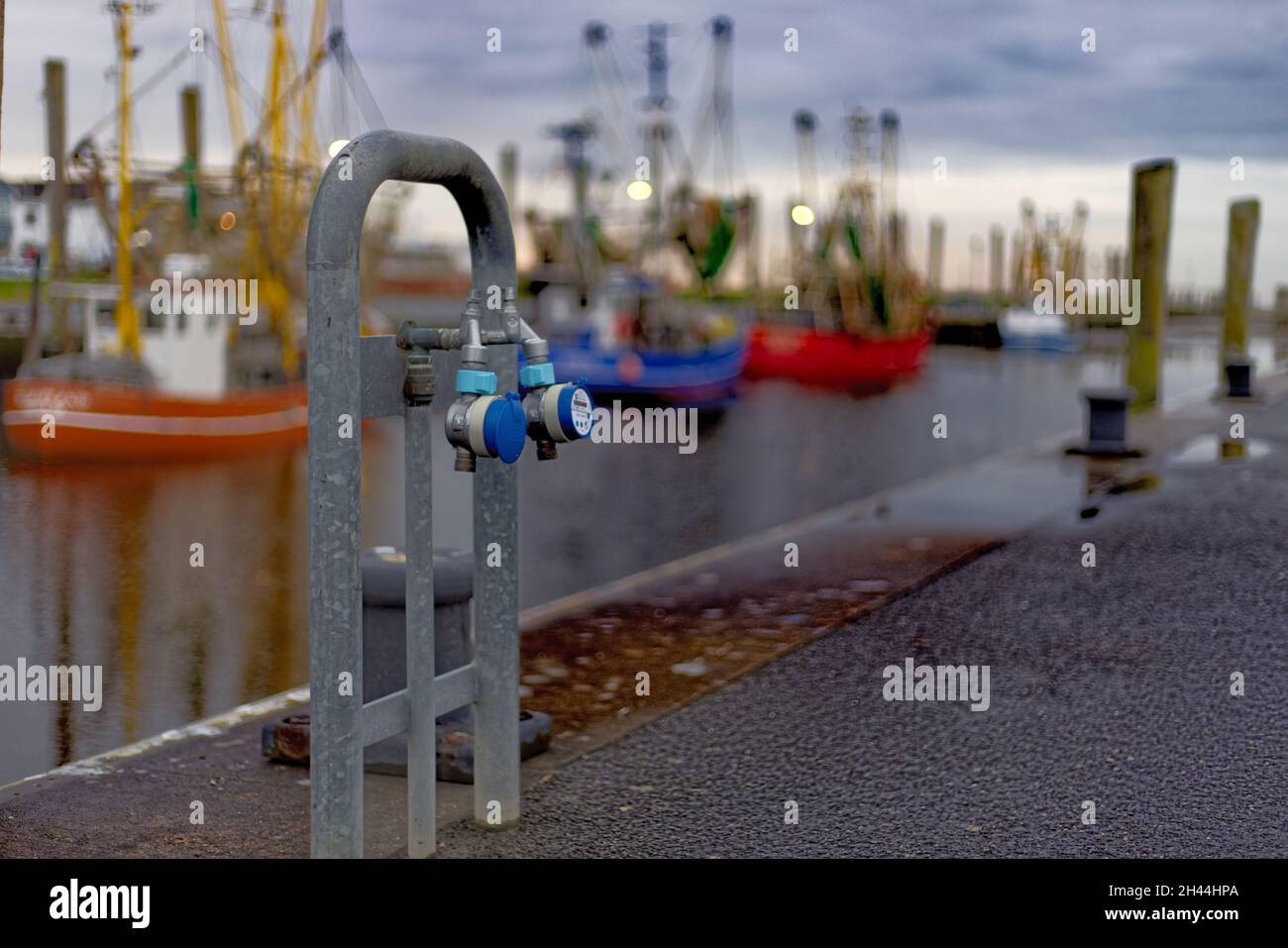 gros plan d'une vanne devant les chalutiers dans un port à marée basse Banque D'Images