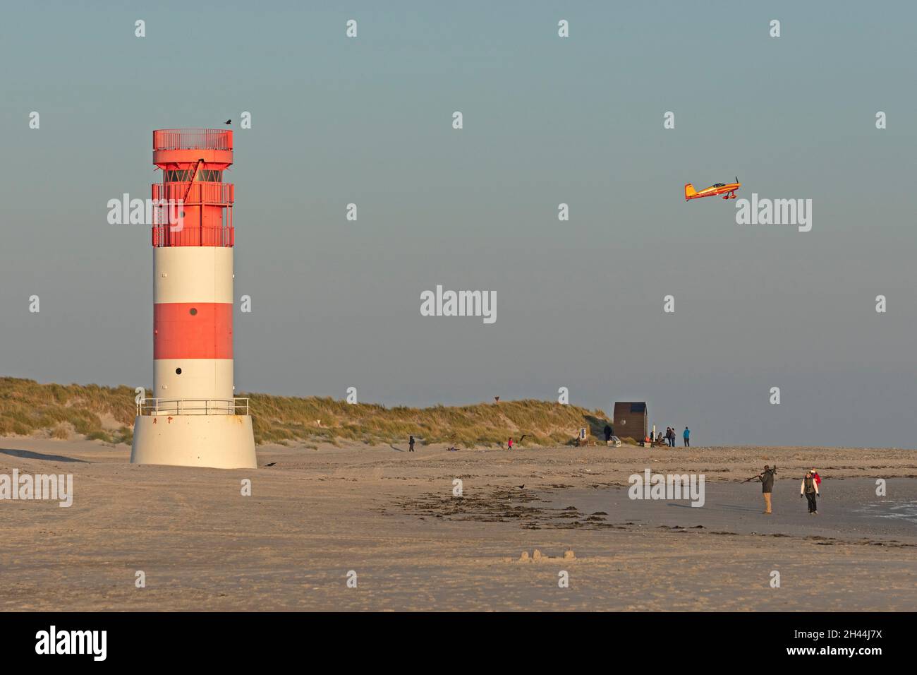 Décollage de l'avion, phare sur Düne, île d'Heligoland, Schleswig-Holstein, Allemagne Banque D'Images