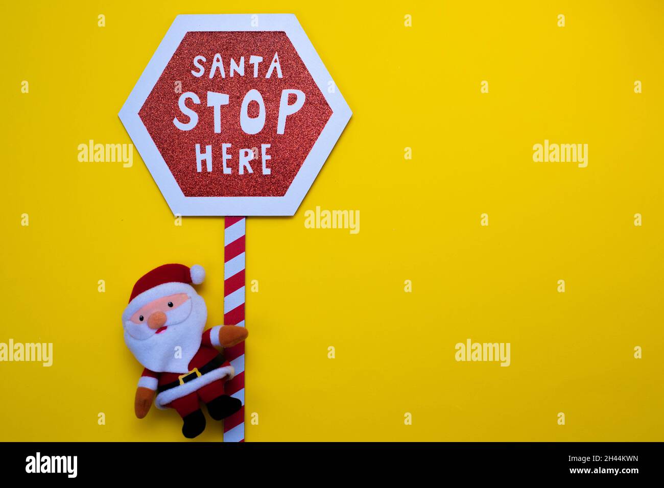 Noël en bois réaliste signe rouge stop avec texte Santa Stop ici Banque D'Images