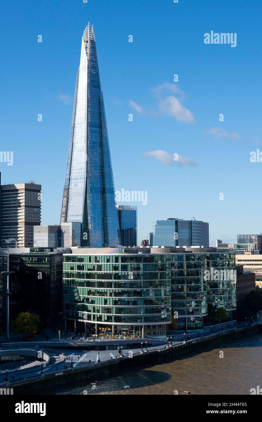 2021 octobre : la ville de Londres, Angleterre.Le bâtiment Shard près de la Tamise Banque D'Images