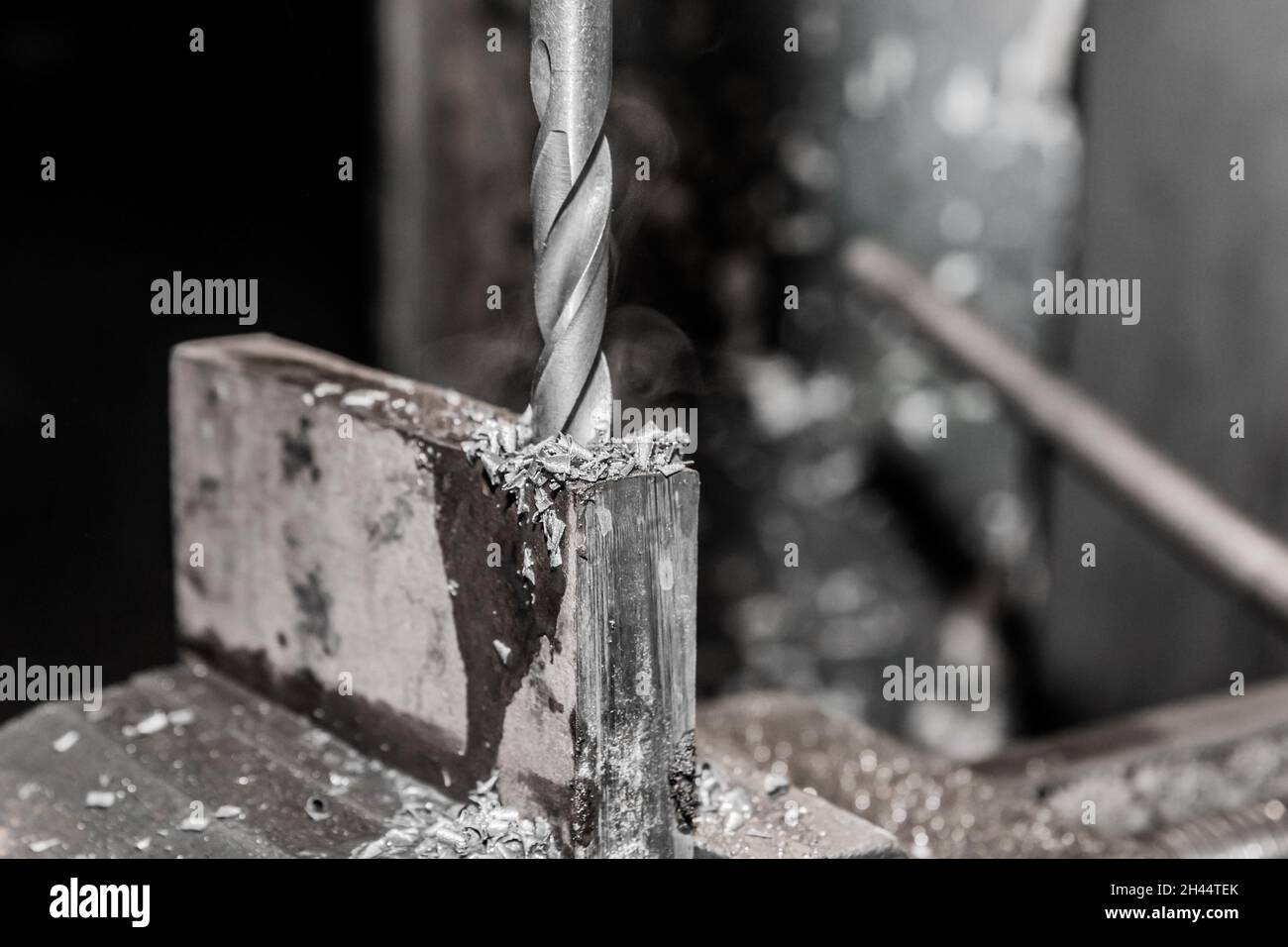 Perçage épais de l'ancienne barre de fer, gros plan de l'équipement de travail en acier. Banque D'Images
