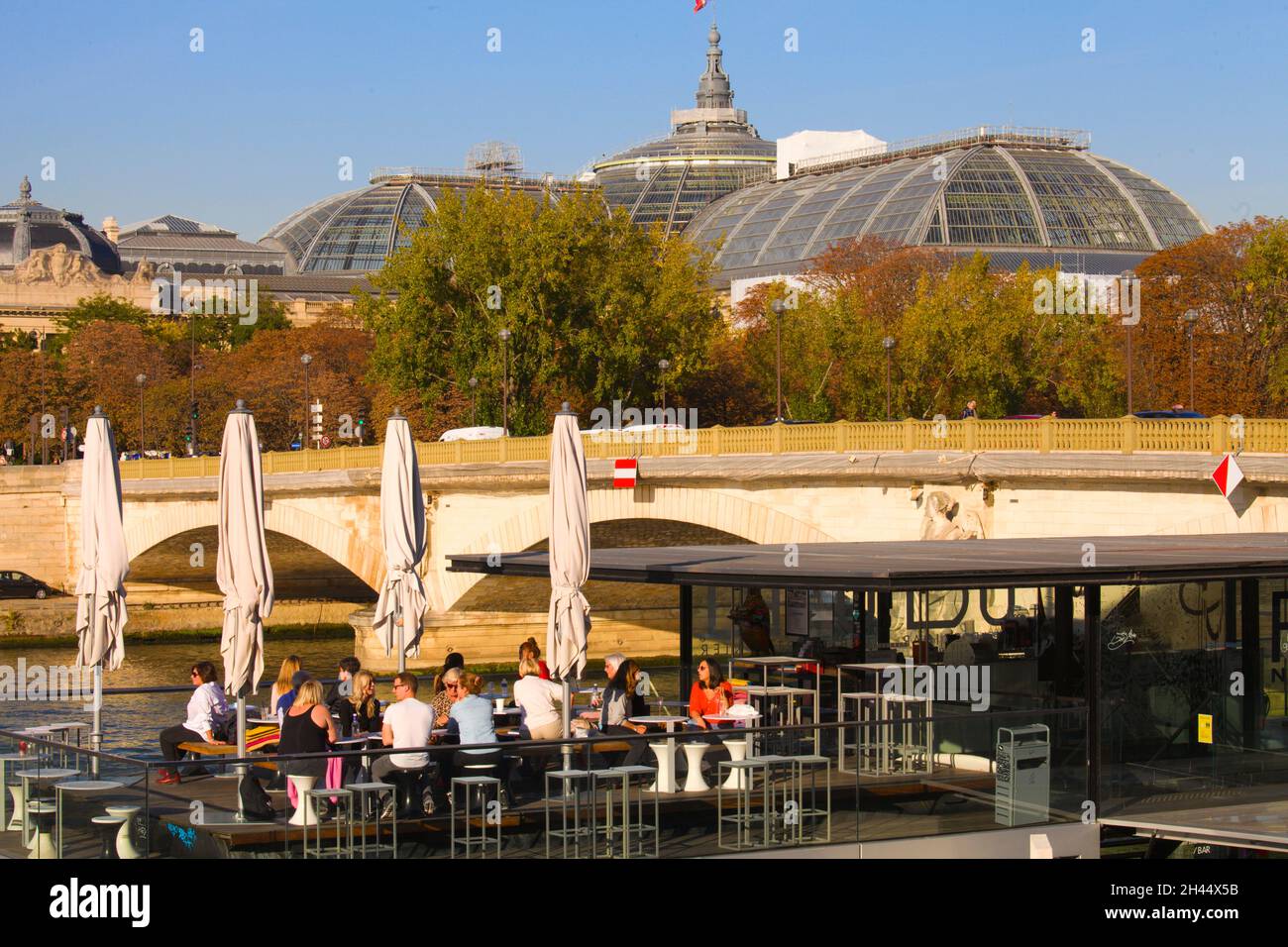 France, Paris, Grand Palais, Seine, gens sur un bateau, Banque D'Images