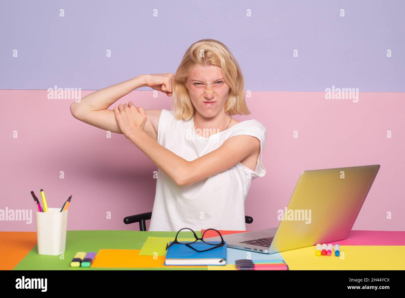 Moderne attrayant enseignant montre les muscles, la puissance de la femme.Portrait d'un jeune enseignant intelligent avec livre en classe à l'école.Concept d'étude.Université excitée Banque D'Images