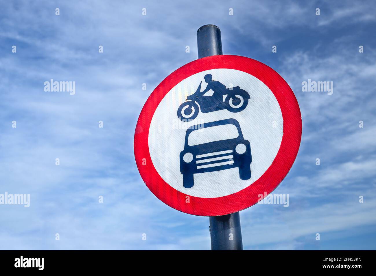 Aucun panneau d'avertissement pour les motos ou les voitures Banque D'Images
