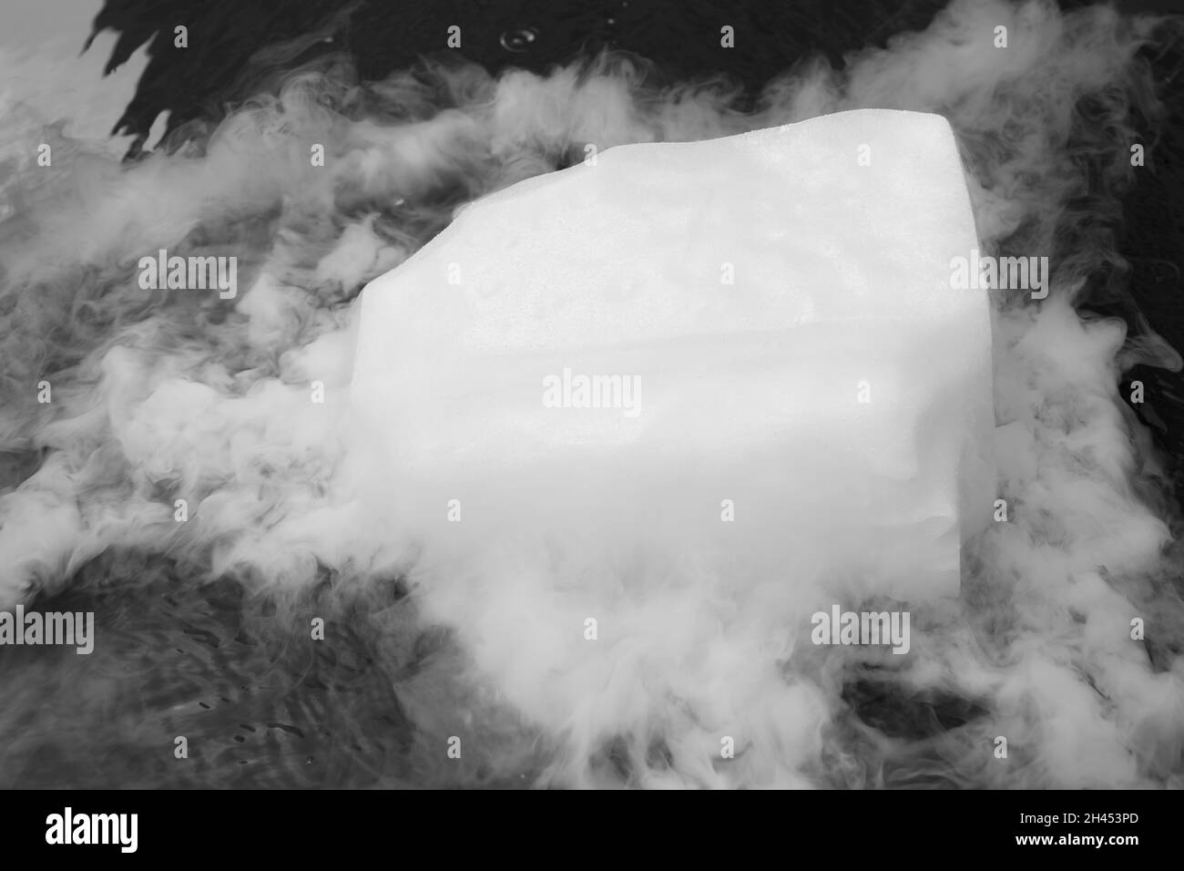 La glace sèche s'évapore dans l'eau.Vapeur d'un grand morceau de glace