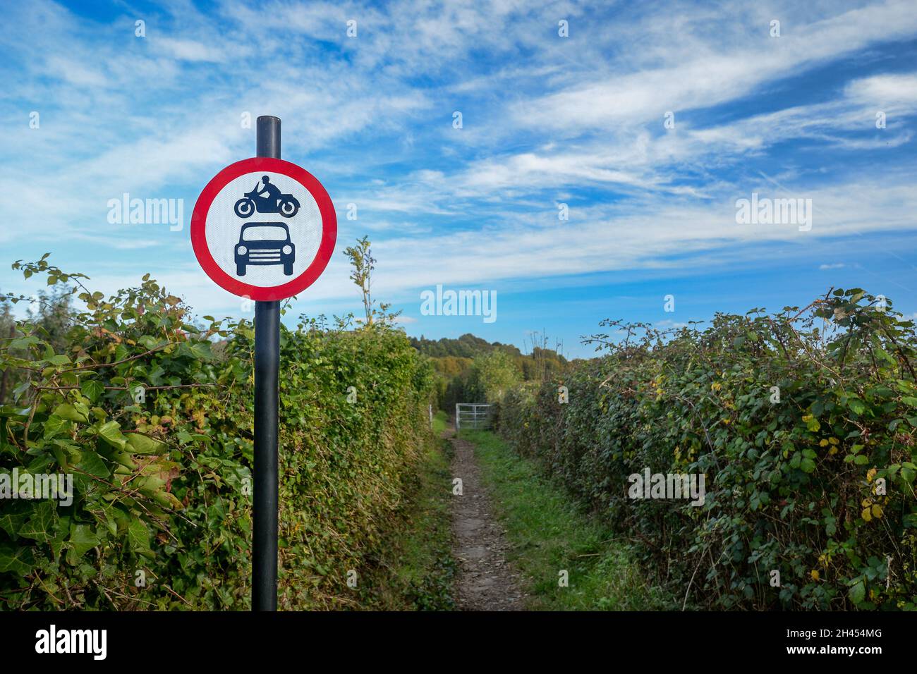 Signalisation sur le sentier rural indiquant que les motos et les voitures sont interdites. Banque D'Images