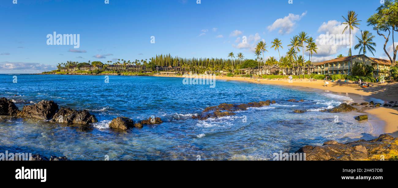 Quatre images ont été assemblées pour faire ce panorama de la baie de Napili en fin d'après-midi, Maui, Hawaii. Banque D'Images