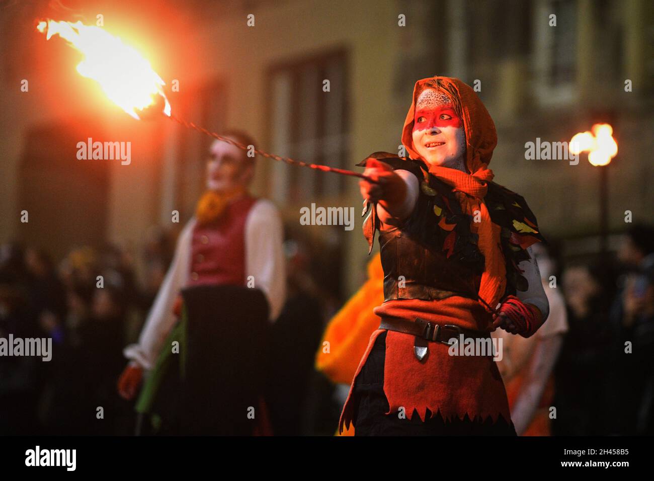 Edinburgh, Écosse, Royaume-Uni octobre 31 2021.Les interprètes participent à la parade des pompiers de Samhuinn qui descend le Royal Mile jusqu'au Parlement écossais et marque la transition de l'été à l'hiver. Credit sst/alamy Live News Banque D'Images