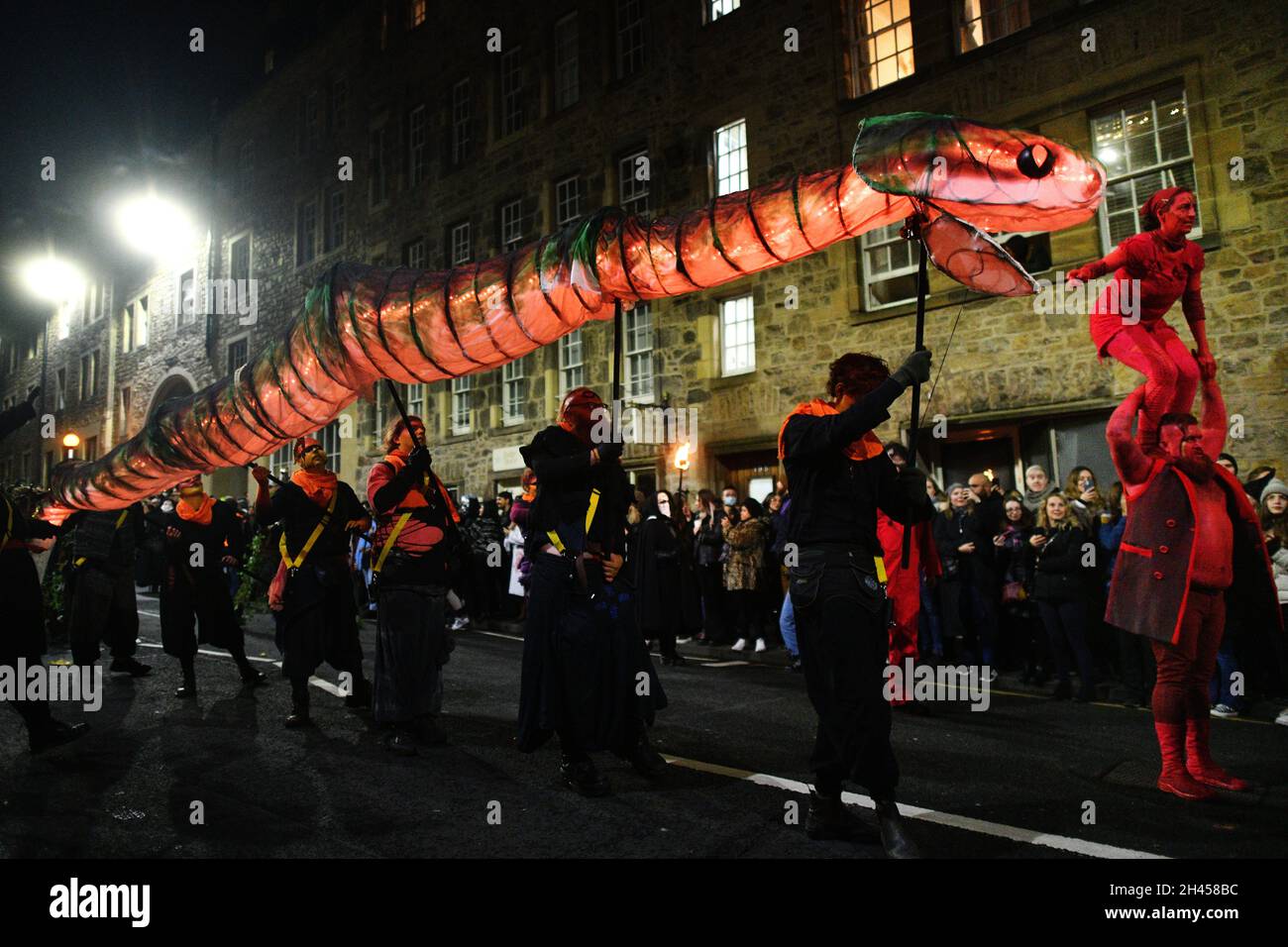 Edinburgh, Écosse, Royaume-Uni octobre 31 2021.Les interprètes participent à la parade des pompiers de Samhuinn qui descend le Royal Mile jusqu'au Parlement écossais et marque la transition de l'été à l'hiver. Credit sst/alamy Live News Banque D'Images