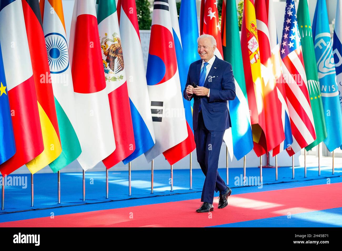 Rome, Italie.31 octobre 2021.Le président américain Joe Biden sourit lorsqu'il arrive pour la deuxième journée de pourparlers au sommet du G20, au Centre de conférences la Nuvola, le 31 octobre 2021, à Rome, en Italie.Crédit : Adam Schultz/White House photo/Alay Live News Banque D'Images